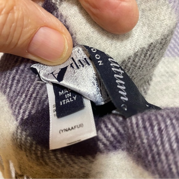 Aquascutum wool cashmere fringed scarf. Unisex - Picture 3 of 6